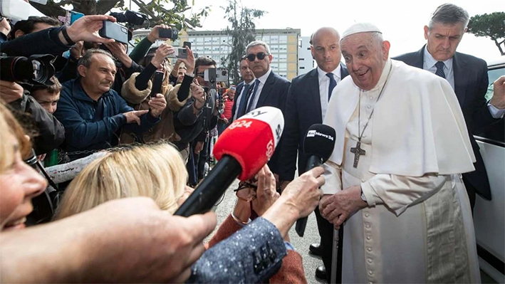 «Estoy todavía vivo»: Papa Francisco al salir del hospital