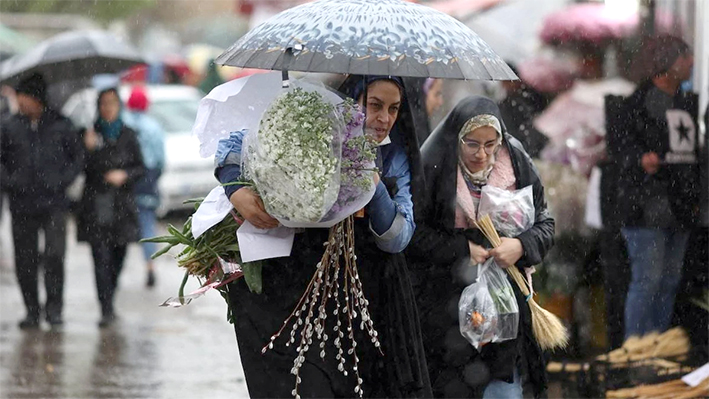 Irán: ordenan detener a mujeres agredidas por no usar hiyab