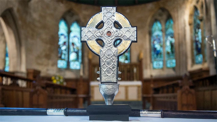Papa Francisco regala fragmentos de cruz de cristo para coronación del rey Carlos III