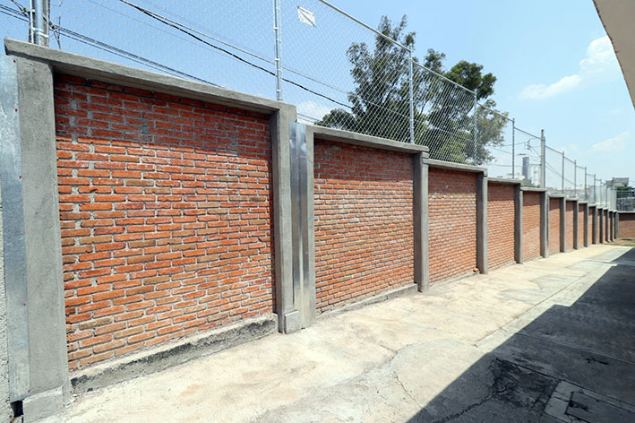 A primaria de Momoxpan, Paola Angon, entrega barda perimetral