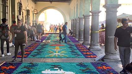 Cientos de personas en elaboración de la alfombra