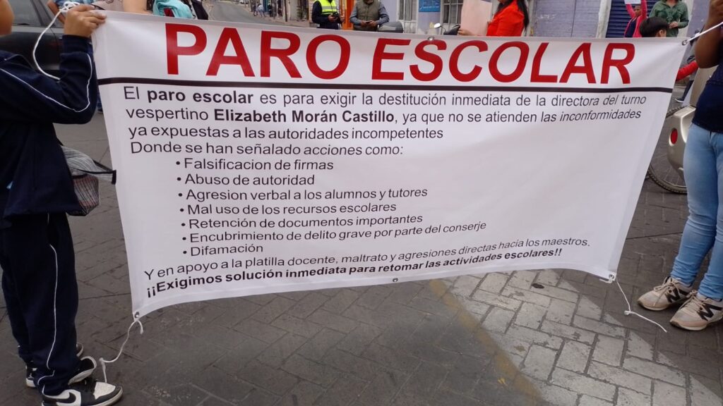 Caos vial por cierre de calles por padres de la primaria Juan C. Bonilla