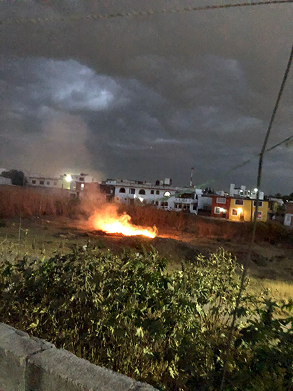 Continúan quemando basura en lotes baldíos