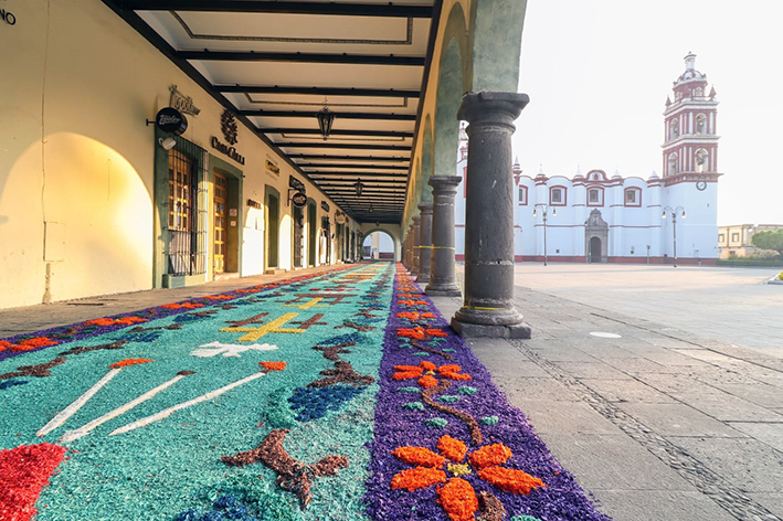 Paola Angon invita a turistas y locales a visitar la alfombra de semana santa 2023