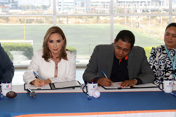 Paola Angon firma convenio de colaboración con la universidad Interamericana