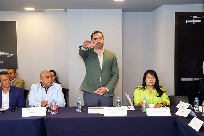 Mundo Tlatehui tomó protesta a Alejandro Muñoz