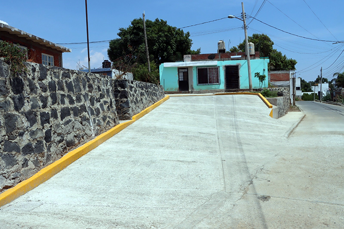 Entrega Filomeno Sarmiento Torres pavimentación de la privada 18 de marzo en Chautenco