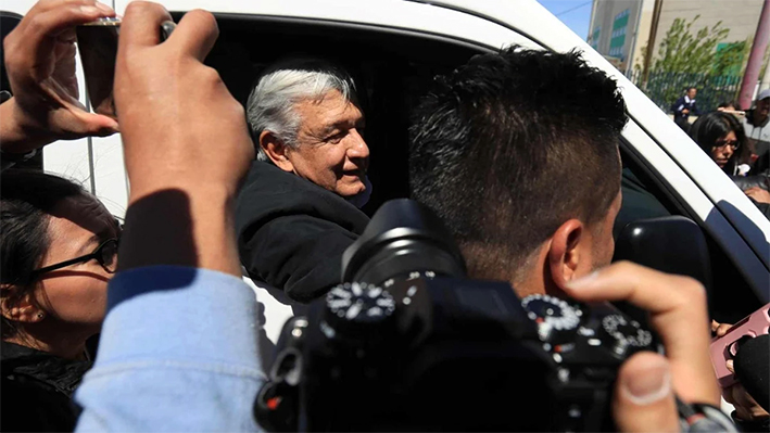 Migrantes increpan a AMLO en Juárez, piden justicia por muertos