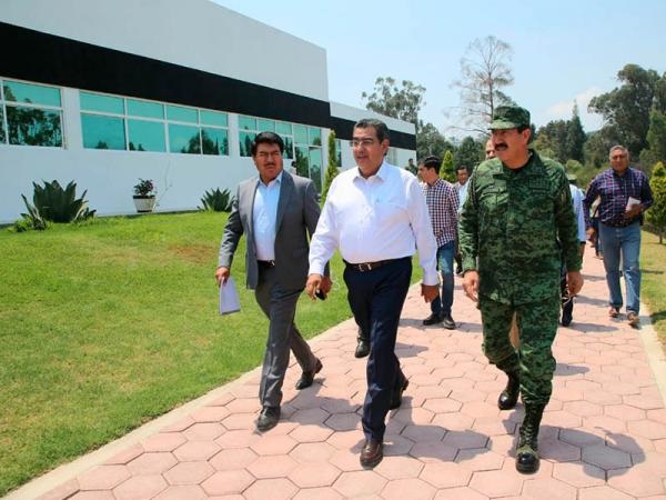 Sergio Salomón en pase de revista de elementos del Ejército Mexicano