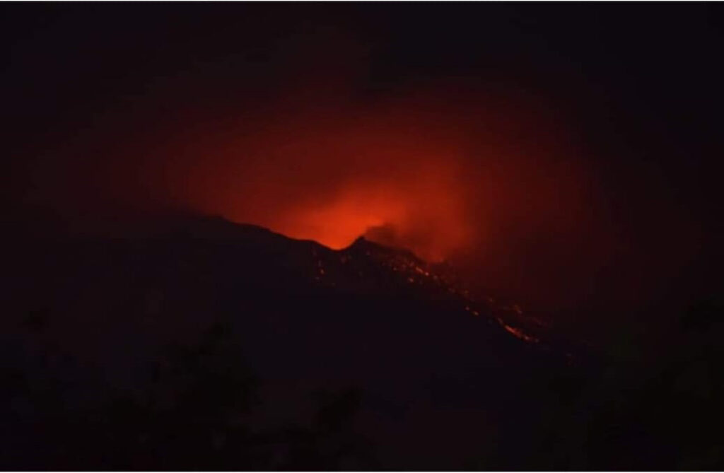 Volcán Popocatépetl lanzó material incandescente