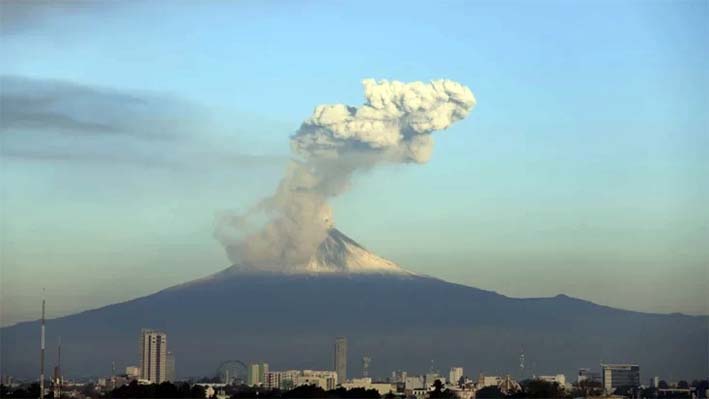 Embajada de EUA lanza alerta por volcán Popocatépetl