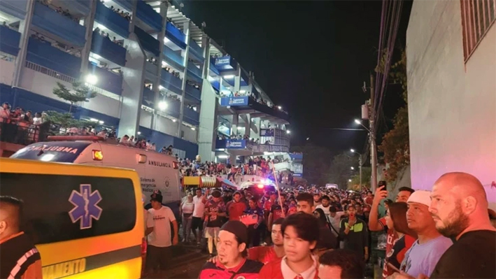 Estampida en estadio de El Salvador deja al menos 12 muertos