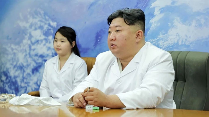 Kim Jong-un supervisa construcción de satélite espía