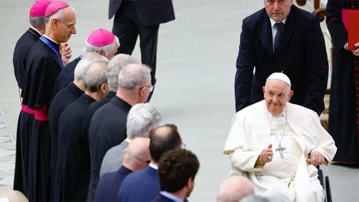 Papa Francisco aparece y retoma su agenda tras cuadro de fiebre
