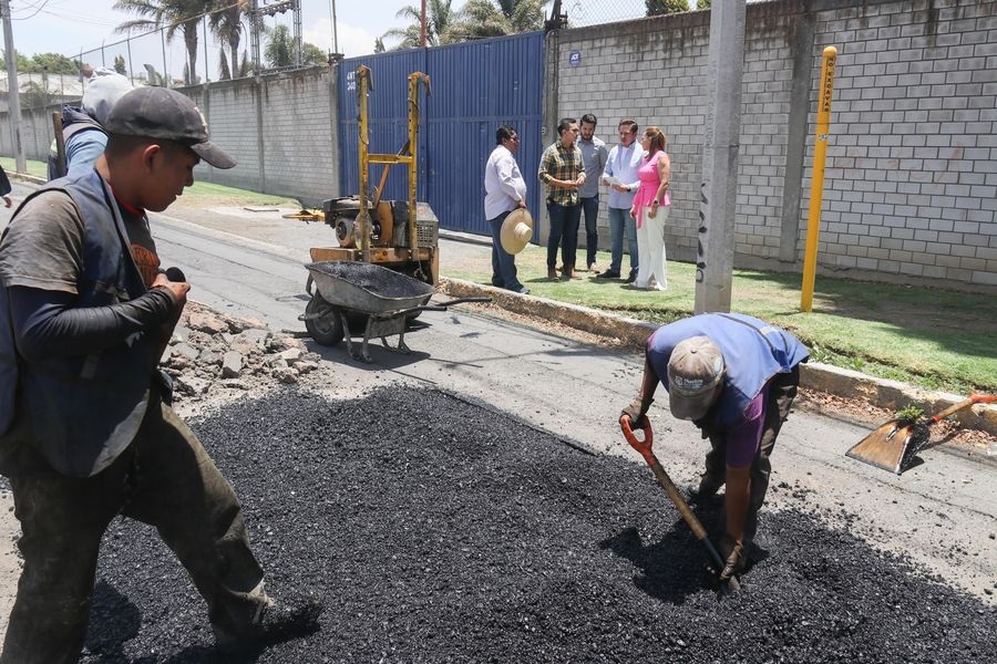 Atacan varios barrios bacheando sus calles