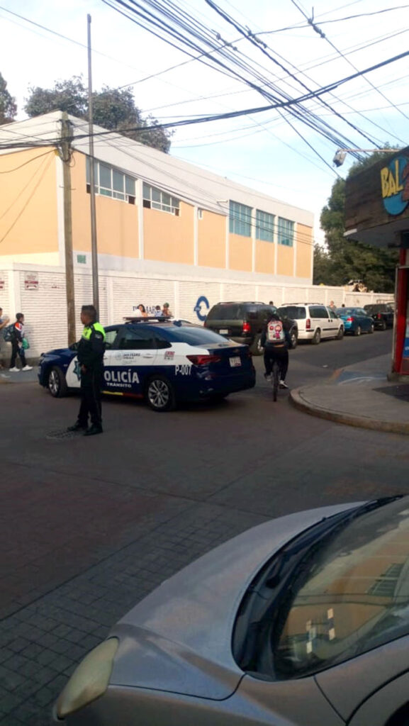 Cierran calle, para seguridad de escolares y evitar caos vial