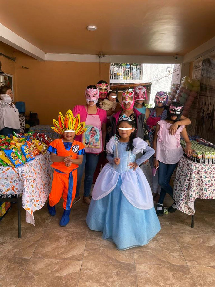 Niños de la 9 Poniente, agasajados por familia Toxqui Estrada