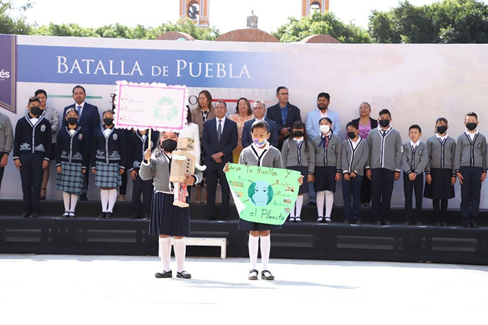 Encabeza Mundo Tlatehui ceremonia cívica del mes de mayo
