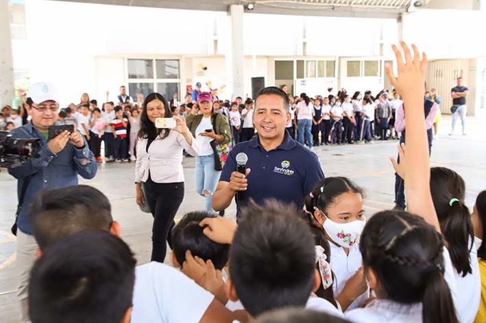 Mecanismo de captación de agua pluvial en primaria Blandina Torres de Marín