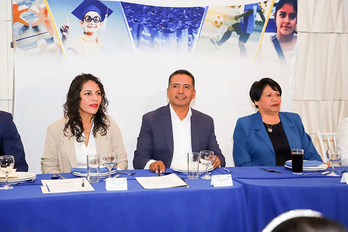 Mil 200 maestras y maestros de San Andrés Cholula, festejados por Mundo Tlatehui