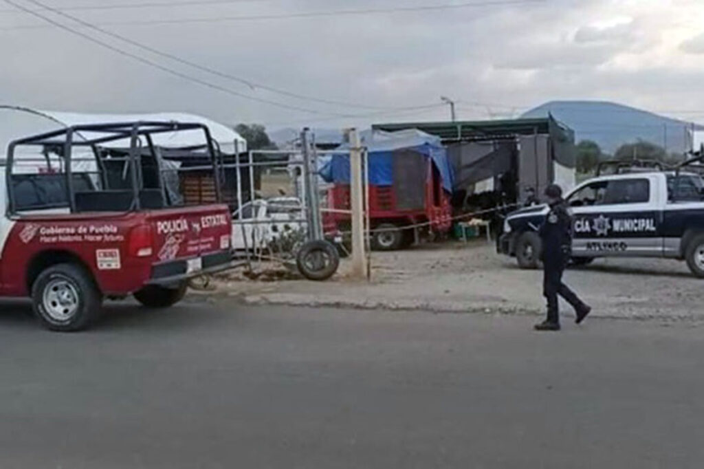 A quemarropa la asesinan  * La esperaron en su puesto flores en la Trinidad Tepango * Medio platicaron y el sicario la asesino y escaparon en motocicleta  Por Julio CÉSAR SOLÍS