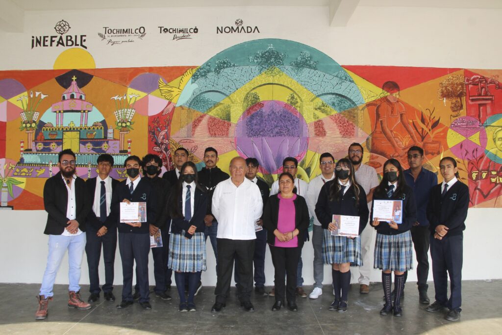 Plasma gobierno estatal elementos culturales de Tochimilco en mural comunitario  * La Secretaría de Cultura inauguró el mural número 13 del programa “Inefable”, realizado en conjunto con 21 jóvenes del bachillerato de dicho municipio