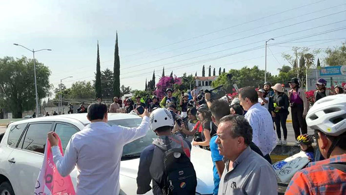 La recta a Cholula, bloqueada por ciclistas