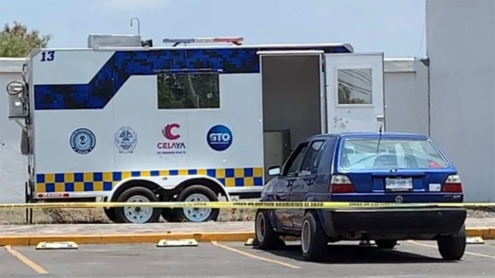 Balean caseta de policía en Celaya; hay dos heridos