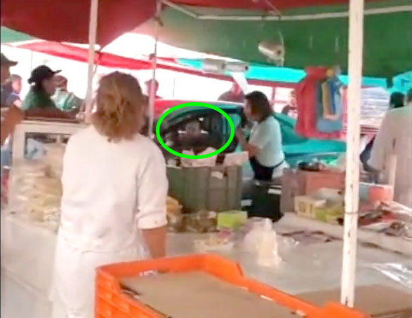 Conductor se mete a tianguis y arrolla a varias personas