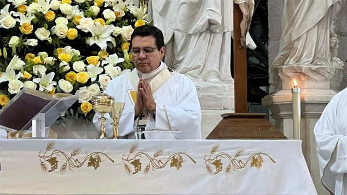 Hombre ataca con cuchillo a arzobispo tras misa en Durango