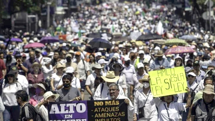 Marchan en defensa de SCJN; se registran enfrentamientos