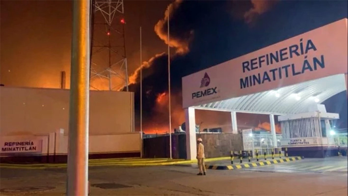 Se registra incendio y explosión en refinería de Minatitlán