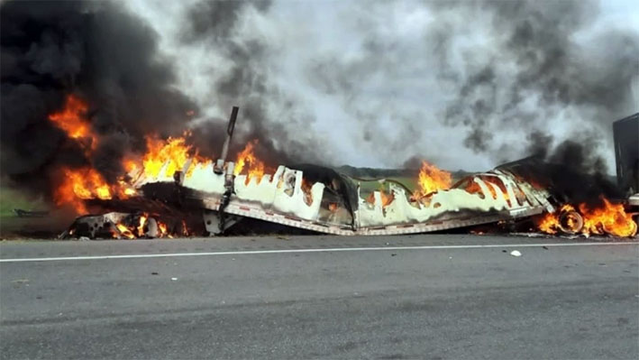 Suma 26 muertos por choque de tráiler y camioneta