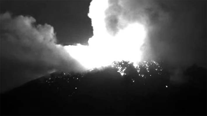 Popocatépetl expulsa material incandescente