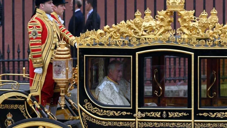 Inicia ceremonia de coronación de Carlos III