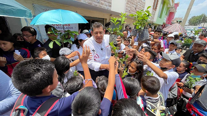 Armenta cumple su palabra de apoyar con agua a familias del norte de la capital
