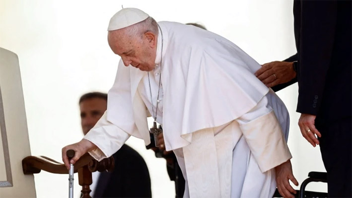 Papa Francisco mejora, se levanta y retoma el trabajo
