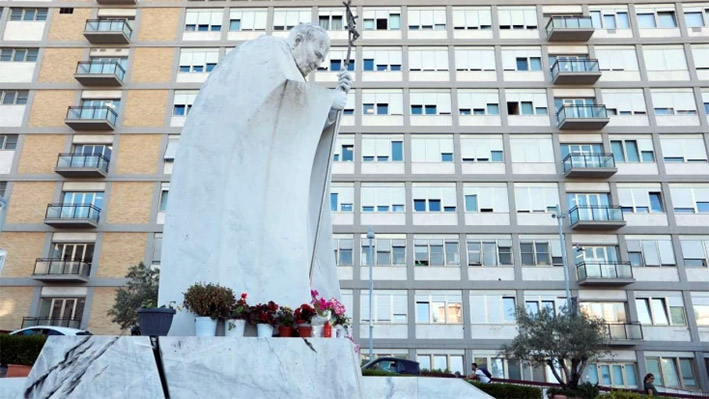 Tranquila, segunda noche del Papa Francisco en el hospital