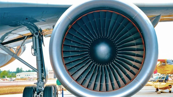 Trabajador es succionado por turbina de avión en EUA
