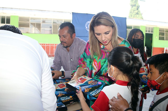 Gobierno de Paola Angon continúa con la entrega de guías de estudio en favor de la educación