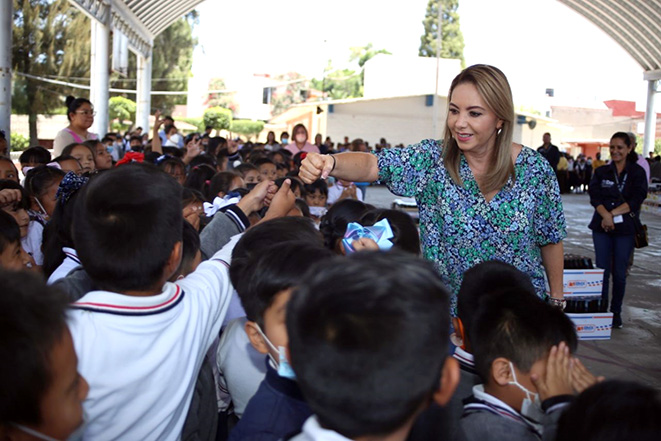 Paola Angon continúa entregas de guías para fortalecer la educación en primarias de las juntas auxiliares