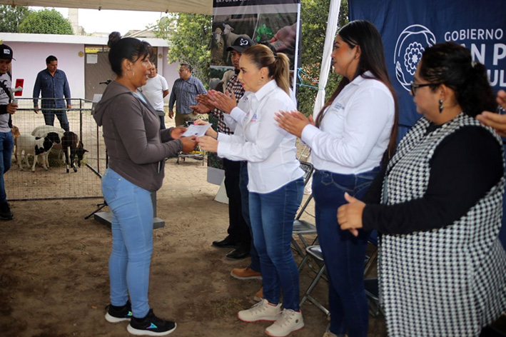 Paquetes ovinos entregó Paola Angon
