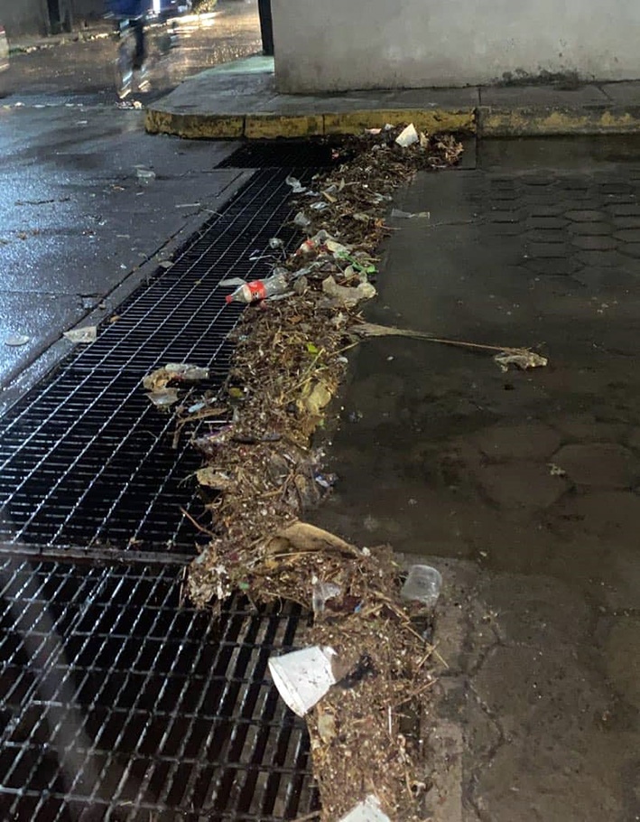 Torrencial aguacero con granizo en la ciudad