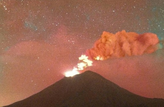 “Don Goyo” se puso activo con material incandescente