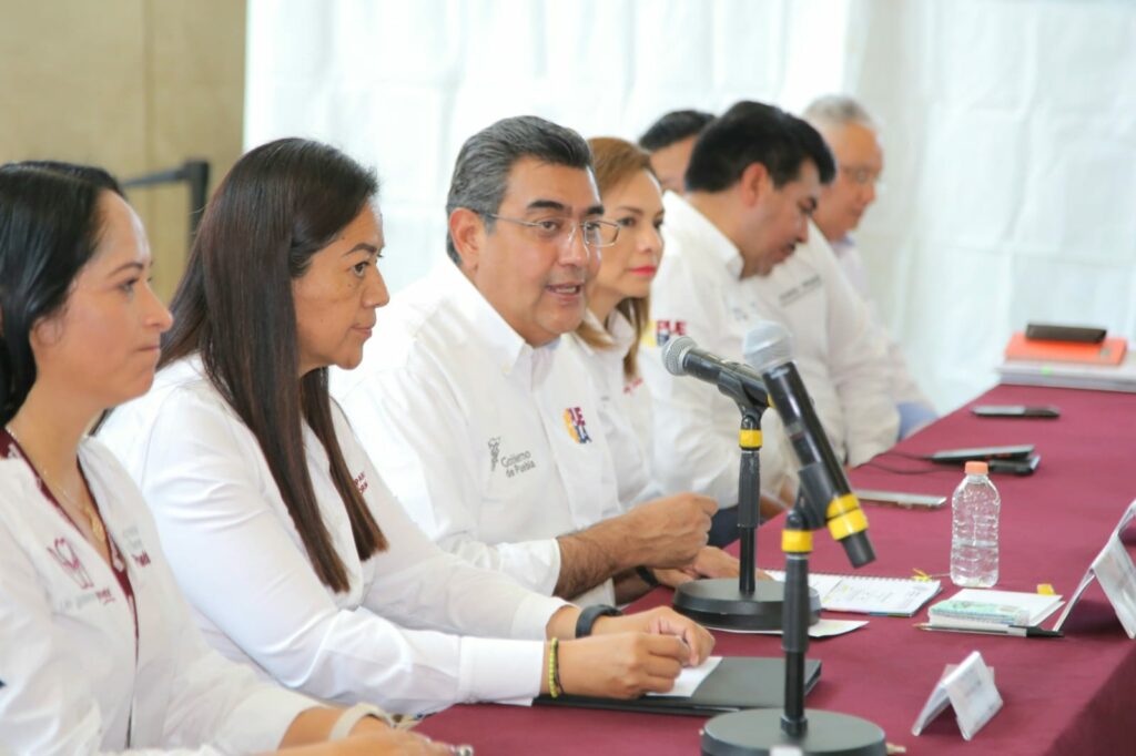 Con “Martes Ciudadano Itinerante”, Gobierno de Puebla resuelve con mayor prontitud necesidades en municipios  * El gobernador Sergio Salomón presidió la jornada de atención ciudadana en Atlixco * Además de escuchar a las y los habitantes de la región, el mandatario entregó mil acciones para el bienestar, seis toneladas de fertilizante, 27 títulos de propiedad y patrullas
