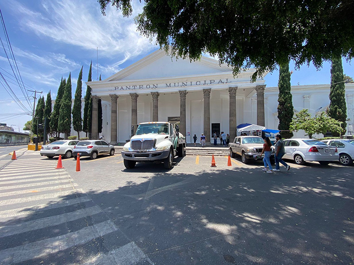 Listos panteones de la capital ante día del padre 2023