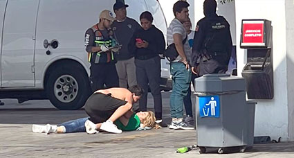 Cobardes la asesinan en asalto  * La mujer defendía su dinero, le dieron de balazos * Fueron 3 los delincuentes en una gasolinera  Por Vidal SOLÍS PÉREZ