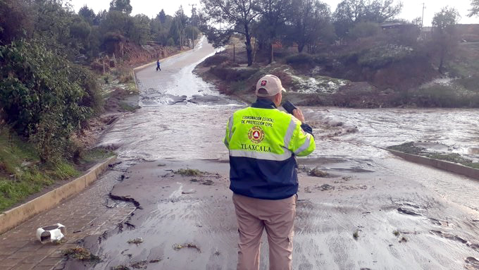Granizada en Tlaxcala colapsa e inunda puentes vehiculares