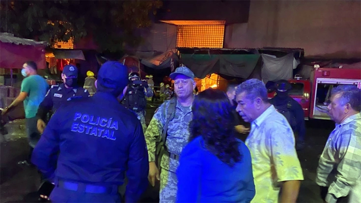 Incendio en mercado central de Acapulco consume locales