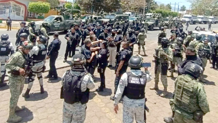 Pobladores y la guardia nacional se enfrentan en Michoacán